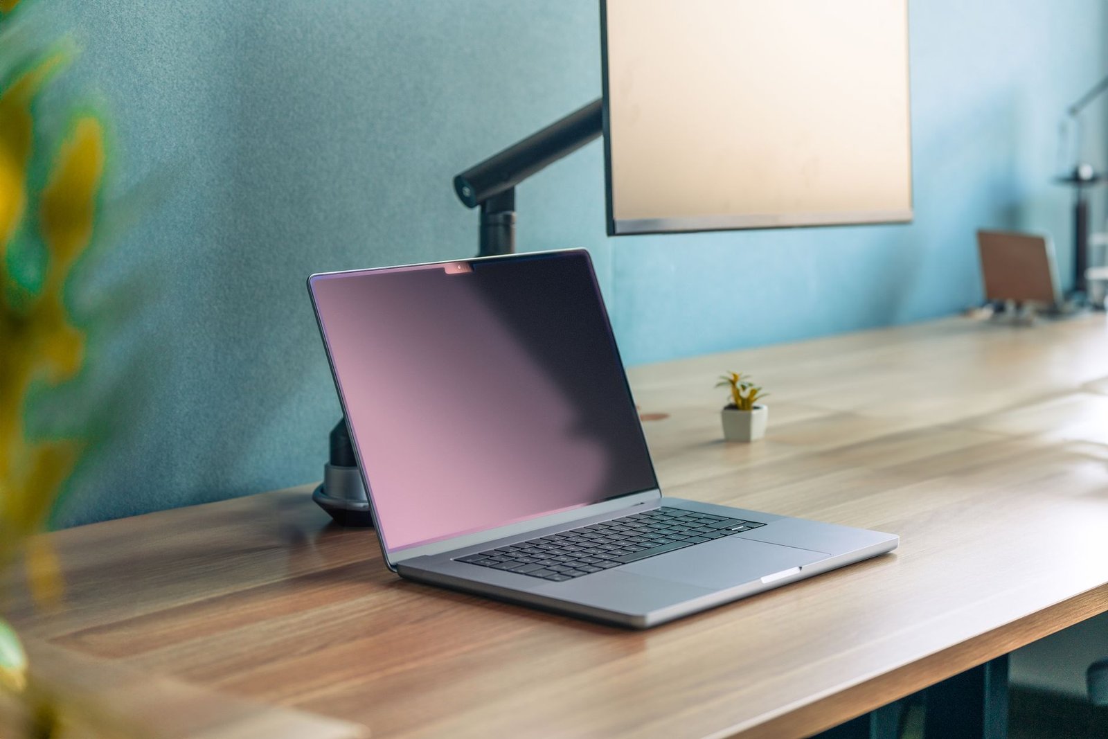 A Toronto B2B Sales Director Asked: 'Is Smartlead or Instantly.ai Actually Better for Our Reply Volume at 5,000 Emails a Month?' — What the Data Shows